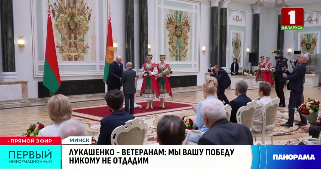 Президент награждает Барановского М.В.